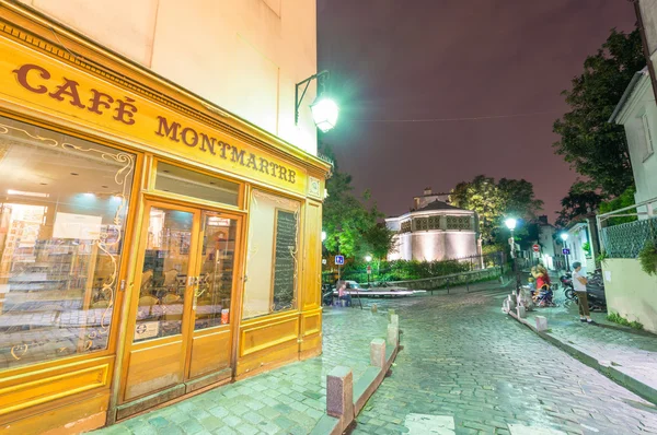 Turister njuta av Montmartre stadsliv — Stockfoto