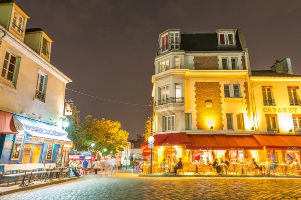 I turisti godono della vita cittadina di Montmartre — Foto Stock