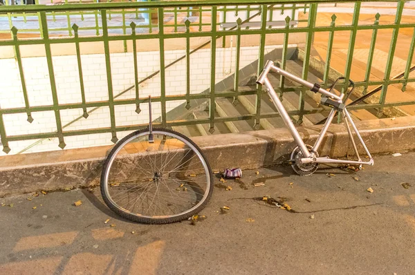 Заброшенная обломки велосипеда — стоковое фото