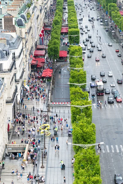 I turisti camminano lungo gli Champs Elysées — Foto Stock