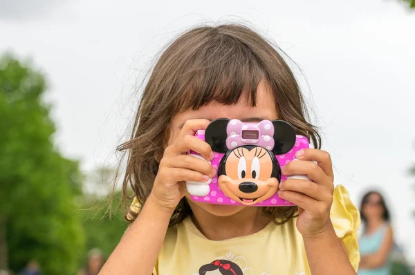 Menina com câmera de foto de brinquedo — Fotografia de Stock