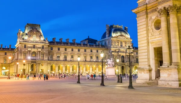 Paříž, Louvre náměstí v noci — Stock fotografie