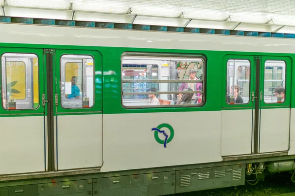 Metro trem acelera na estação de metrô . — Fotografia de Stock