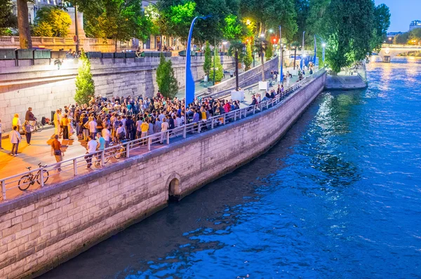 Turister promenad längs floden Seine — Stockfoto