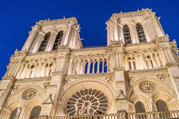 Natt färger av Notre Dame — Stockfoto