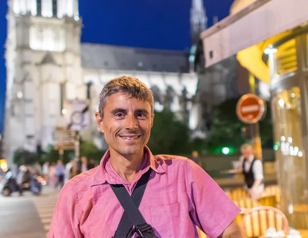 Manliga turist i natt Paris — Stockfoto