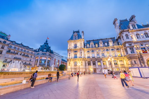 Туристів насолодитися видом Hotel de Ville. — стокове фото