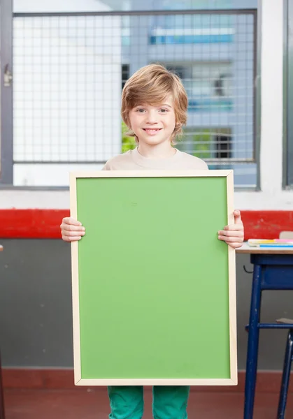 Miúdo sorridente na escola primária — Fotografia de Stock