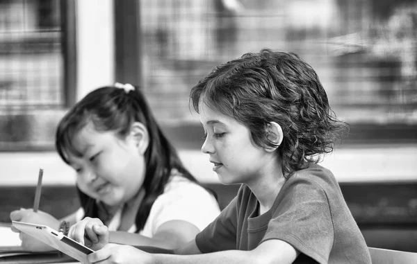 Dos niños multirraciales usando tableta — Foto de Stock