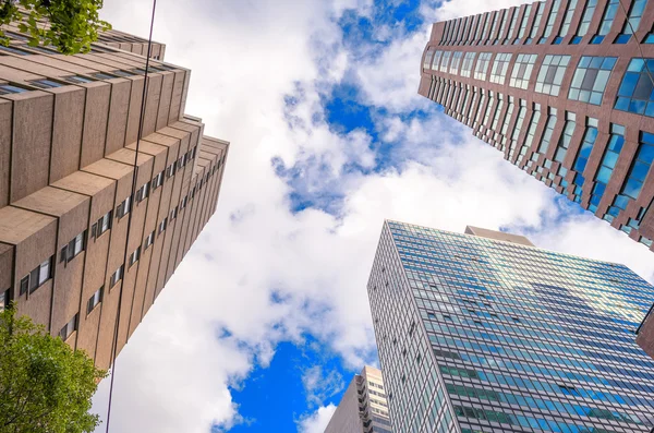 Vue du bas vers le haut des immeubles de bureaux — Photo