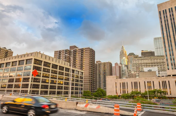 Auto's versnellen in Lower Manhattan — Stockfoto