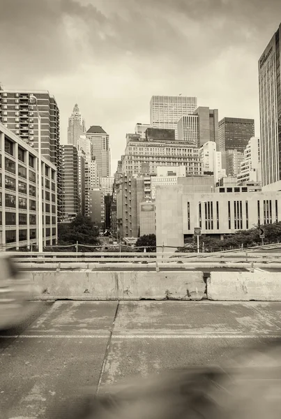 Carros a acelerar em Lower Manhattan — Fotografia de Stock