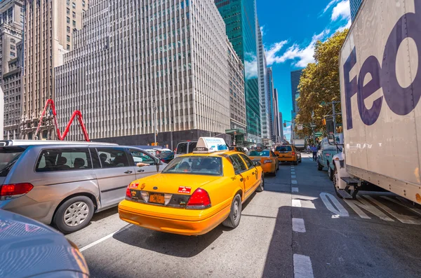 Taxi taxi i city street. — Stockfoto