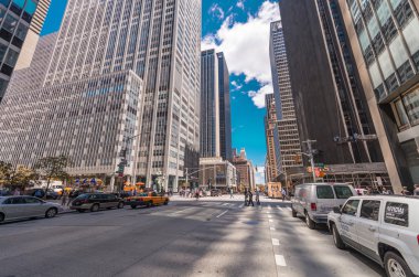 Yerli halk ve turistler New York şehir boyunca yürümek