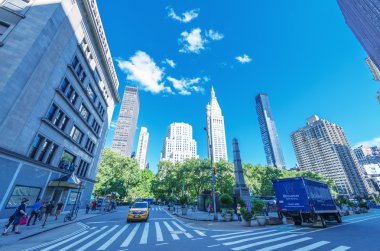 Yerli halk ve turistler New York şehir boyunca yürümek