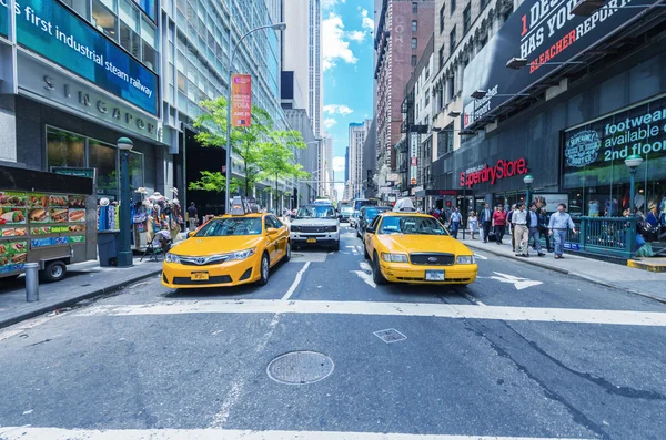 Taxi cab in city street, New York — Stock Photo, Image