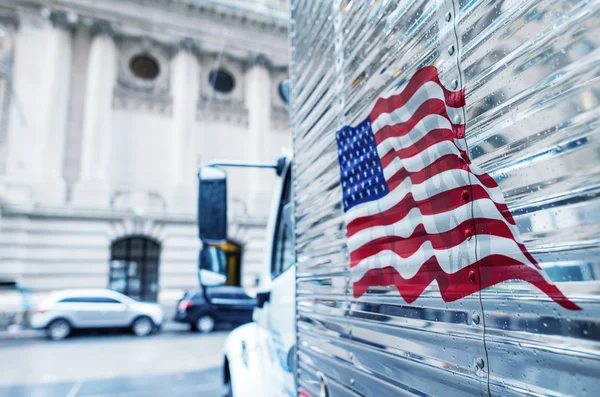 Bandera americana en camión — Foto de Stock