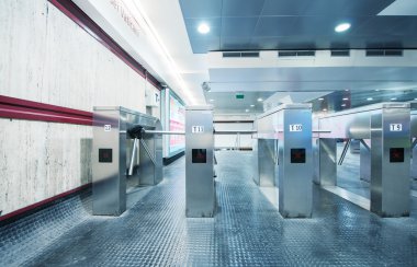 metro istasyonu girişi