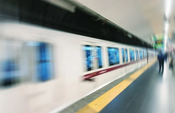 Tren borroso en el metro de Roma — Foto de Stock