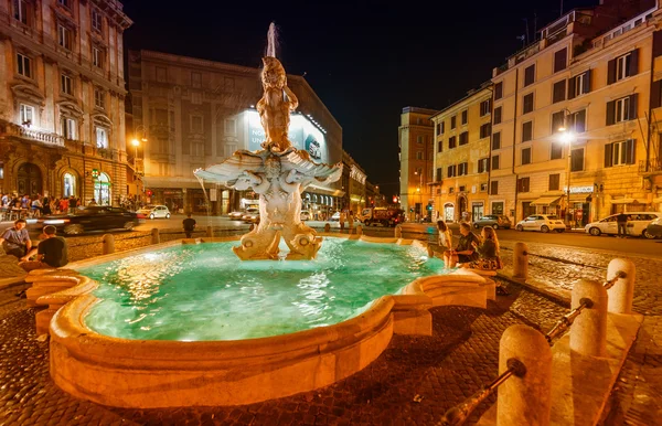 広場の噴水のあるトリトーネの泉。ローマ — ストック写真