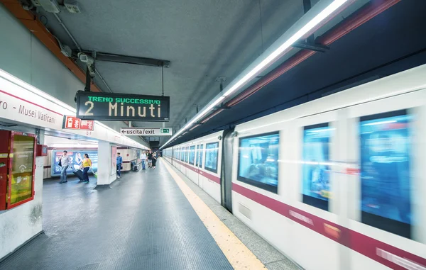 Comboio na estação de metrô em Roma — Fotografia de Stock