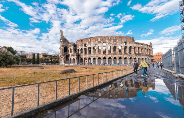 Colosseo con cielo blu, Roma — Foto Stock