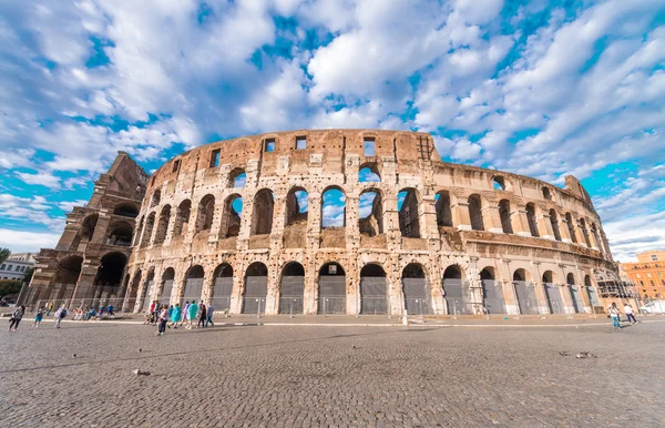 Colosseum in Rome tegen blauwe hemel — Stockfoto