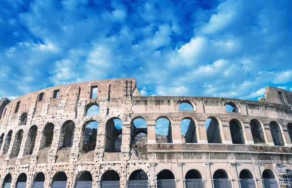 Colosseum op een mooie zonnige dag — Stockfoto