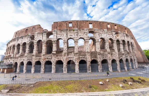 Colosseum i Rom mot blå himmel — Stockfoto