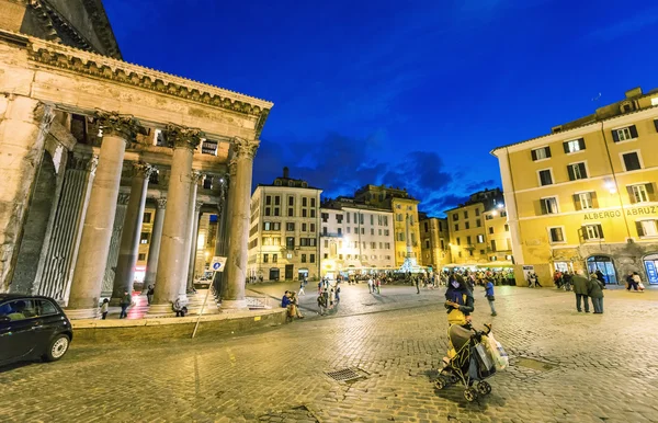 Touristen gehen auf Pantheon-Platz — Stockfoto