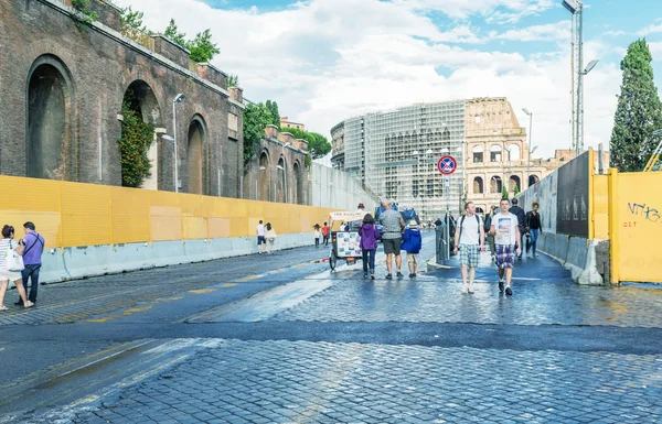 Tourists walk near Colosseum. — Stock Photo, Image