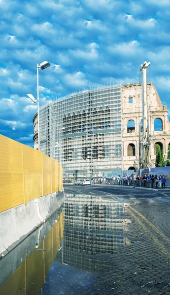 Colosseum vatten reflektioner, Rom — Stockfoto