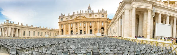 Panoramisch uitzicht van het St. Peter plein, Vaticaanstad — Stockfoto
