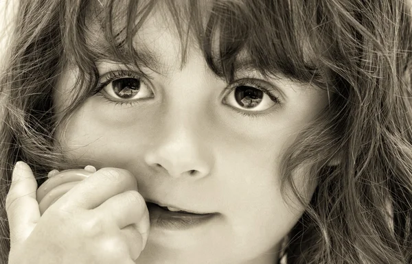 考えて赤ちゃん女の子の美しい瞳 — ストック写真