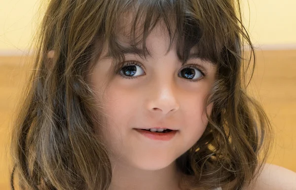 Beautiful baby girl smiling and looking to camera — Stock Photo, Image