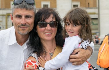 Baba, anne ve kızı birlikte şehirde yürüyüş mutlu
