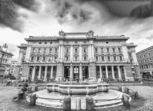 Turystów chodzić w Piazza Colonna. — Zdjęcie stockowe