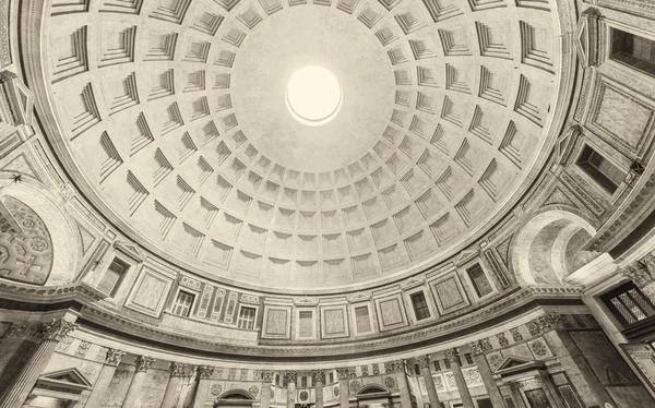 在万神殿，罗马，意大利的圆顶的内部部分 — 图库照片