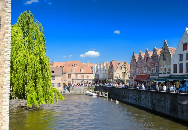 Touristen genießen das Stadtleben, Brügge — Stockfoto