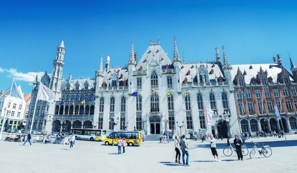 Touristen genießen das Stadtleben in Belgien — Stockfoto