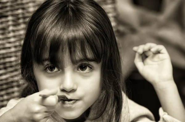 Dziecko dziewczynka ogląda telewizję podczas jedzenia — Zdjęcie stockowe