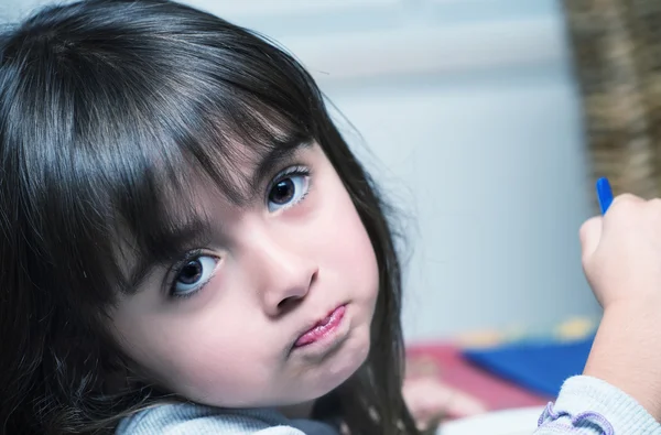 Bébé fille faire un grimace tout en mangeant — Photo