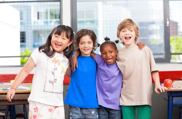 Aula multiétnica. Afro americano, asiático y caucásico prima — Foto de Stock