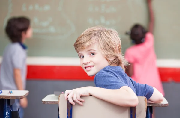 Niño mirando a la cámara — Foto de Stock