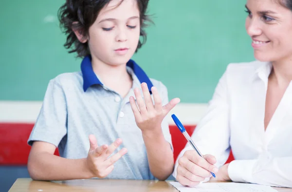 Kind lernt Mathe mit Lehrer — Stockfoto