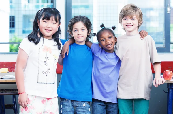 Glückliche Kinder im Klassenzimmer — Stockfoto