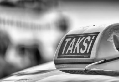 Istanbul, Türkiye - 13 Eylül 2014: Taksi şehir sokaklarında. İçinde 