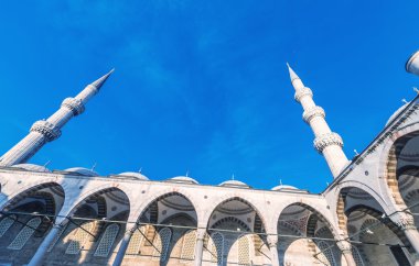 Sultanahmet Camii, Istanbul. Güneşli gökyüzü karşı Sultanahmet Camii