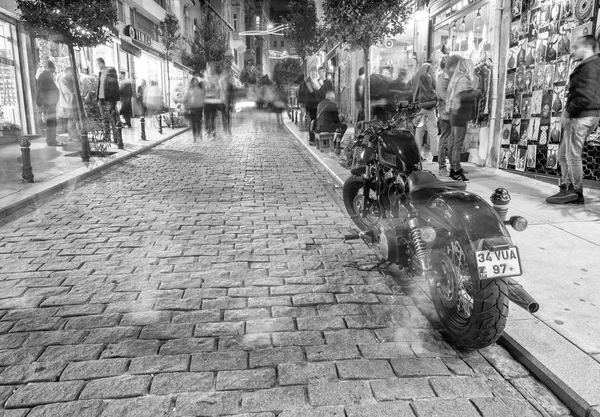ISTANBUL, TURQUIA - OUTUBRO 25, 2014: Os turistas caminham em Galata. Mo — Fotografia de Stock