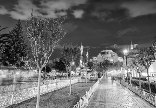 Place Sultanahmet et Mosquée Bleue la nuit, Istanbul — Photo